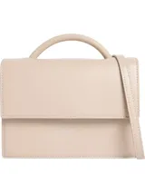 Cartera de mano estructurada color beige claro, con solapa frontal y cierre desplegable con pulsador. Posee un asa tubular superior y una correa ajustable para llevar al hombro o cruzada. El material exterior es de piel sintética con un 51% de poliéster reciclado.
