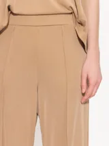 Pantalón palazzo negro de tela de punto con cintura elastizada.