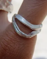 Anillo de plata 925 con diseño abierto y adaptable.