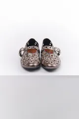 Ballerinas plateadas con múltiples ojalillos y tira con hebilla.