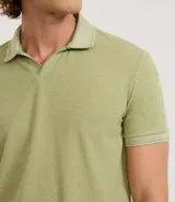 Polo de hombre color verde claro con efecto lavado, cuello polo y manga corta. Presenta un escote en V en la abertura del cuello.
