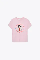 Camiseta rosa de manga corta y cuello redondo con estampado de Betty Boop y texto "I feel pretty in red". Debido al proceso de tintado y lavado, el color de cada prenda es único y especial por lo que puede presentar diferencias con respecto al mostrado en la foto.