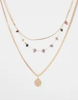 Collar corto dorado de tres hilos con dije de sol y piedras naturales de color lila y negro.
