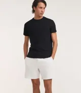 Bermuda masculina color blanco con textura jacquard en patrón chevron, cintura elástica con cordón y bolsillos funcionales.