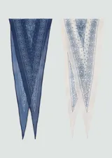Pack de dos pañuelos triangulares de algodón con estampado paisley, uno azul y otro blanco.