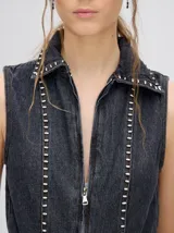 Mono denim color beige, de corte holgado, con cierre frontal y cinturón ajustable.