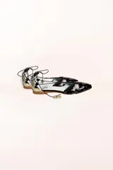 Bailarinas con puntera y talonera a contraste con lentejuelas negras y animal print iridiscente. Cordón negro con borla en animal print iridiscente.