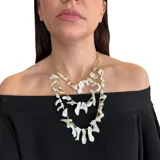 Collar de tres vueltas con cadena dorada y cuentas irregulares de nácar.
