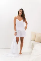 Pijama de algodón blanco con bordado calado, compuesto por musculosa con escote en V y short con cintura elástica y volados.