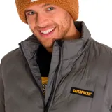 Campera gris con cierre frontal, bolsillos laterales y logo de Caterpillar en el pecho. Resistente al agua y al viento, con aislamiento reciclado.