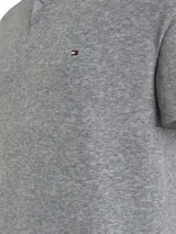 Chomba gris de piqué de algodón elástico, corte regular, cuello clásico y logo de Tommy Hilfiger bordado en el pecho.