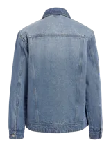 Chaqueta de jean de mujer en azul medio, con cuello solapa y cierre con botones.