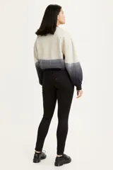 Pantalón de jean negro, tiro medio, corte super skinny.