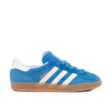Championes Adidas Gazelle Indoor azules con las tres tiras blancas y suela color caramelo.