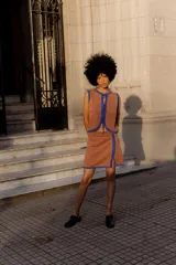 Minifalda tejida calada color camel con lurex azul, con tajo lateral.