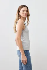 Musculosa gris melange de canale con cuello redondo y botonadura frontal.