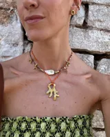 Par de aros dorados con forma cuadrada irregular y centro hueco.