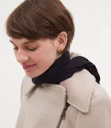 Chalina lisa de viscosa color negro, con flecos en los bordes.