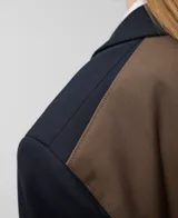 Blazer bicolor con manga larga, solapa, cierre de un botón y bolsillos de vivo en delantero.