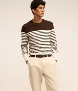 Pantalón de vestir color blanco, confeccionado en algodón con textura cuadriculada. Cuenta con cintura con trabillas, cierre tradicional y bolsillos laterales.