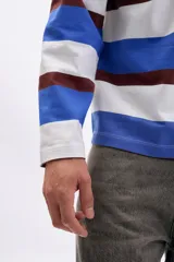 Camiseta de manga larga con cuello polo y tapeta de botones, con diseño de rayas horizontales en blanco, azul y marrón.