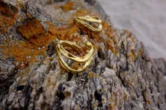 Anillo abierto de bronce con diseño de doble banda.