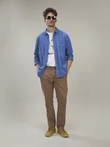 Camisa celeste a cuadros blancos, de manga larga y corte recto.