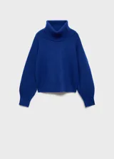 Sweater azul eléctrico de punto con cuello alto, mangas largas con puños elásticos y corte recto.