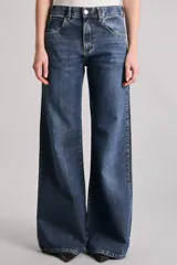Pantalón de jean de tiro medio y bota wide leg, confeccionado en tejido 100% algodón con lavado artesanal en tonos mid blue intensos.
