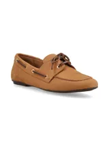 Mocasín náutico color marrón confeccionado en 100% cuero, con cordones de cuero y suela de goma.