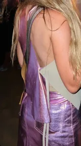 Pollera midi color rosa metalizado.