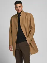 Tapado color camel con cierre frontal de botones y puños abotonados. Confeccionado en tejido pesado y funcionalidad a prueba de viento.