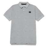 Chomba gris de piqué con cuello clásico y tapeta de dos botones. Tiene un parche de silicona con el logo de Cat en el lado izquierdo del pecho y un triángulo amarillo bordado en la manga.