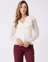 Blusa de encaje color beige de la marca Cupio, con cuello a la base y escote en V con lazo de ajuste. Presenta una sobrecapa de encaje con aplique de puntilla y mangas largas de encaje floral translúcido, terminadas en puños elásticos con volado. Incluye forro interno a tono.