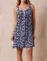 Camisón corto de tejido suave color lila con estampado de manchas difuminadas. Tiene escote redondo con botones y detalle plisado en el pecho.