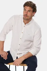 Camisa de lino rayada color beige, con cuello mao y corte slim.