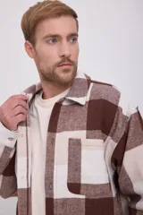 Sobrecamisa Jack & Jones de manga larga con cierre de botones, bolsillos en el pecho y corte relajado. Diseño a cuadros grandes en tonos marrón y beige.