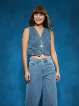 Chaleco de jean celeste con botones metálicos.