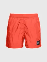 Bañador corto color rojo, con cintura elástica, cordón interior y diseño minimalista inspirado en los años 90.