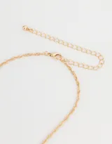 Cadena corta dorada con dije de la letra A cubierto de strass.