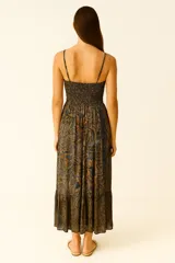 Vestido largo con estampado paisley en tonos turquesa, azul y rosa. Tiene breteles finos, escote en V y corte imperio con elástico en la cintura.