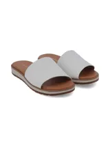 Sandalia blanca con capellada de cuero y suela de plataforma color caramelo.