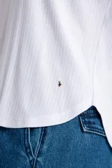 Remera blanca de tejido de punto acanalado, corte recto y mangas cortas.