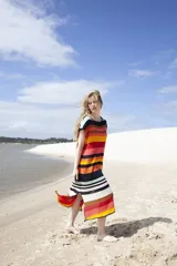 Vestido tejido a mano con rayas horizontales de colores, confeccionado en algodón 100%. Diseño holgado y talle único.