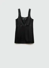 Mono corto negro efecto cuero, con tirantes anchos, cuello escotado y cierre lateral de cremallera.