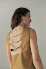 Musculosa color ocre, sin mangas, con escote redondo y corte recto.