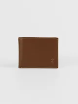 Billetera de cuero color marrón, con costuras claras y logo grabado en la esquina inferior derecha. Cuenta con solapa central, triple tarjetero, visor y dos compartimentos para billetes.