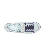 Zapatilla urbana blanca con detalles dorados, de cuero y tela calada. Cuenta con cordones, suela antideslizante Bounce® y plantilla extraíble de poliuretano con inserto de gel en el talón.