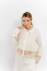 Camisa blanca de lino con bordados y mangas largas.