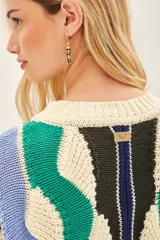 Sweater de punto con tejido desagujado y recortes asimétricos. Detalles de rib en escote, mangas y cuello.